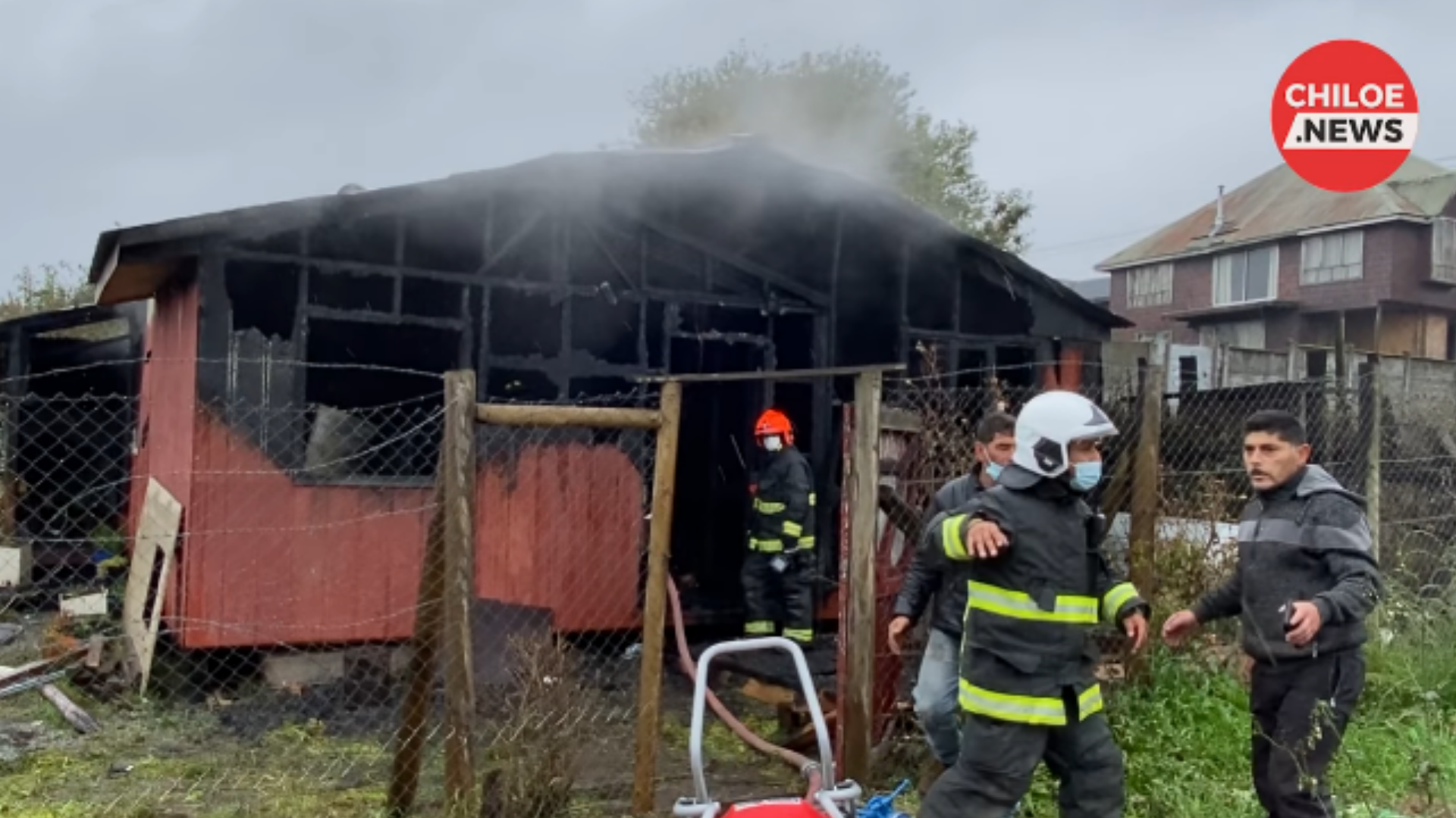 Lee más sobre el artículo Dos personas damnificadas deja incendio en Quellón