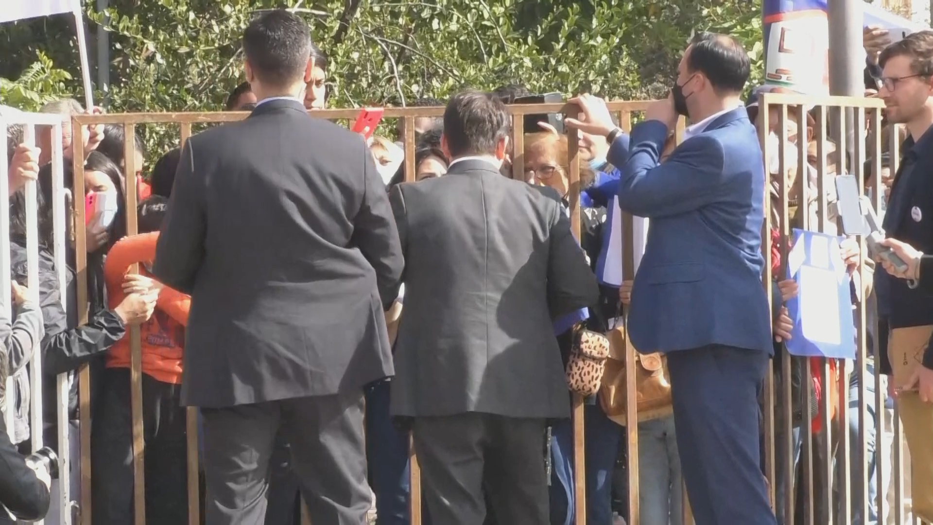 Lee más sobre el artículo LANZAN PIEDRA AL PRESIDENTE BORIC EN SU VISITA A COQUIMBO: CARABINEROS DETUVO A UN HOMBRE DE 31 AÑOS SIN ANTECEDENTES PENALES.