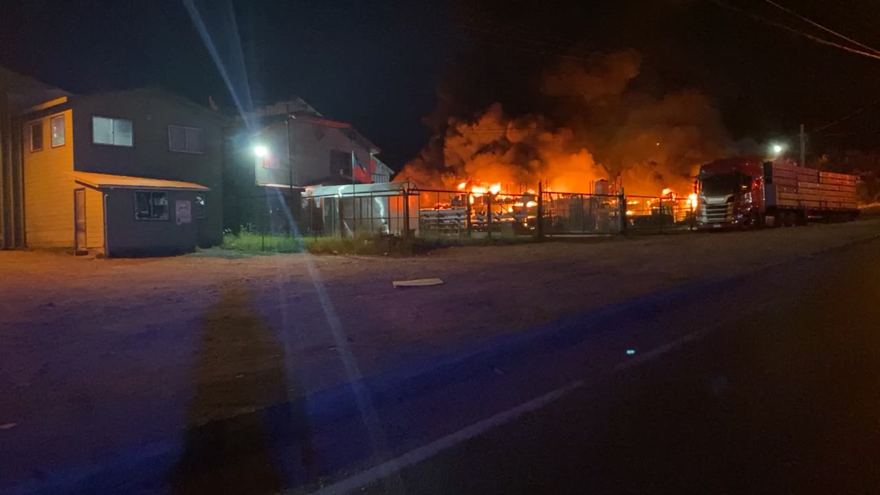 Lee más sobre el artículo en vivo: INCENDIO DESTRUYE COMPLETAMENTE DEPENDENCIAS DE EMPRESA «IM EPYSA IMPLEMENTOS», EN ENTRADA NORTE DE CASTRO