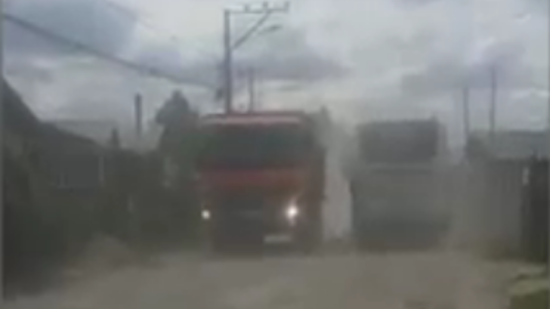 Lee más sobre el artículo ¿HASTA CUANDO? VECINA DE GAMBOA ALTO DENUNCIA LA GRAN CANTIDAD DE POLVO QUE LEVANTAN CAMIONES DE LAS OBRAS DEL BYPASS DE CASTRO QUE TRANSITAN A GRAN VELOCIDAD POR EL SECTOR