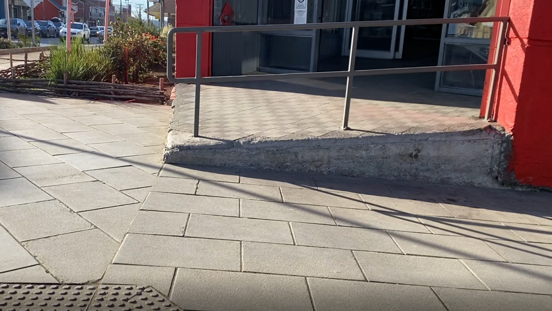 Lee más sobre el artículo Demuelen rampas y accesos para personas con movilidad reducida debido a obras de mejoramiento de veredas en calles San Martín y O’Higgins, vecinos y usuarios llevan meses sin respuesta.