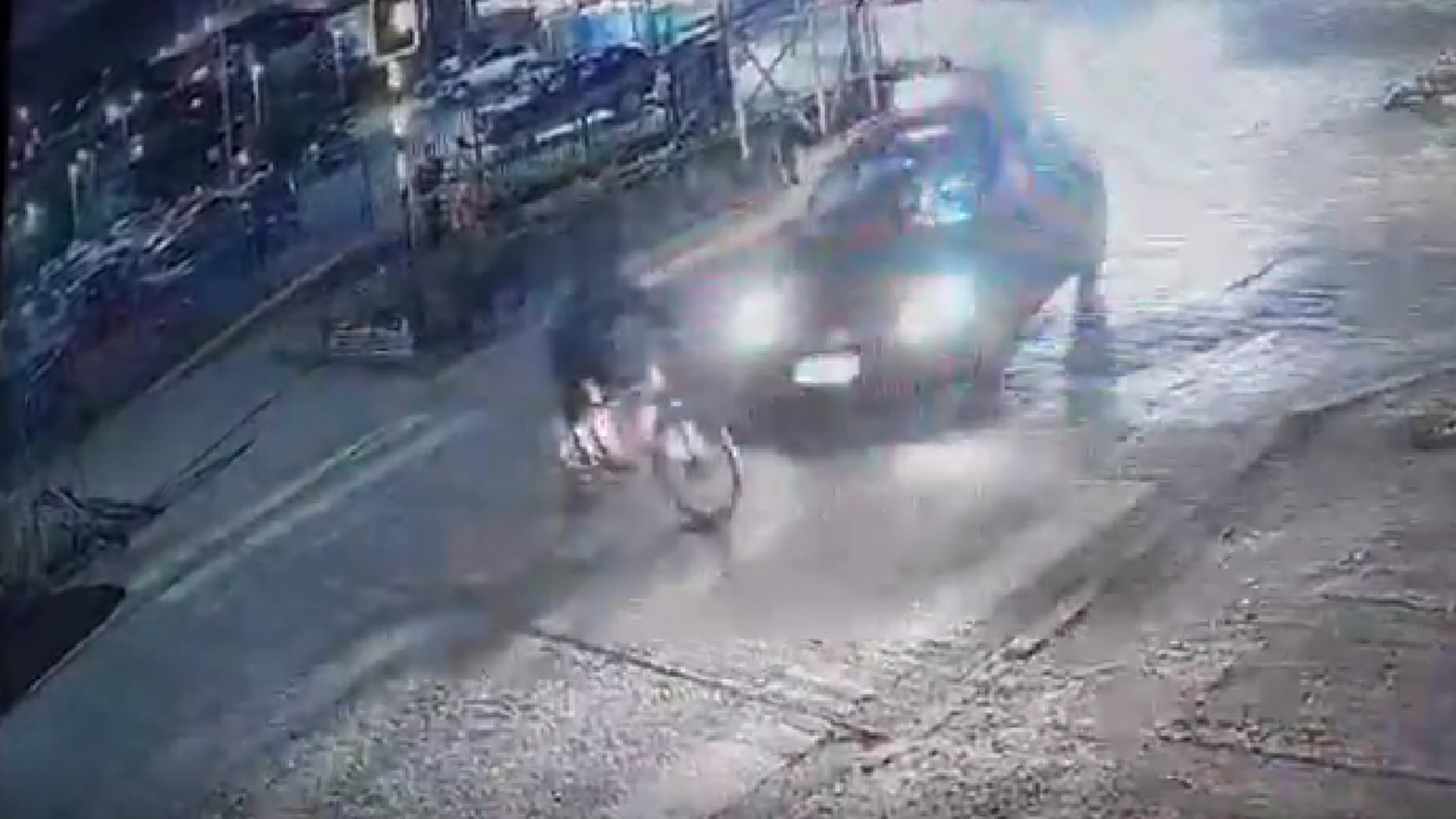 Lee más sobre el artículo Impactantes imágenes de atropello a ciclista en la esquina de Galvarino Riveros con Freire