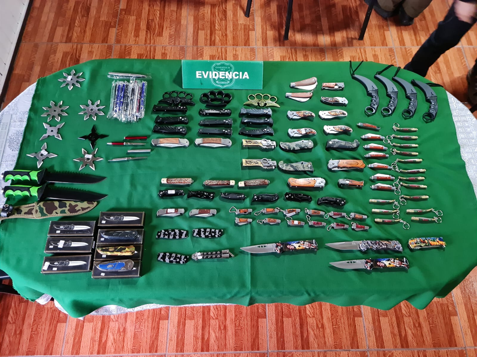 Lee más sobre el artículo LOCAL CON PATENTE DE PAQUETERÍA COMERCIALIZABA ARMAS BLANCAS QUE SIMULABAN SER UN LÁPIZ EN MALL DE CASTRO