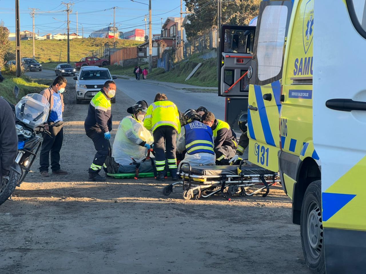 Lee más sobre el artículo Colisión de vehículo menor y motociclista en sector alto de Castro.