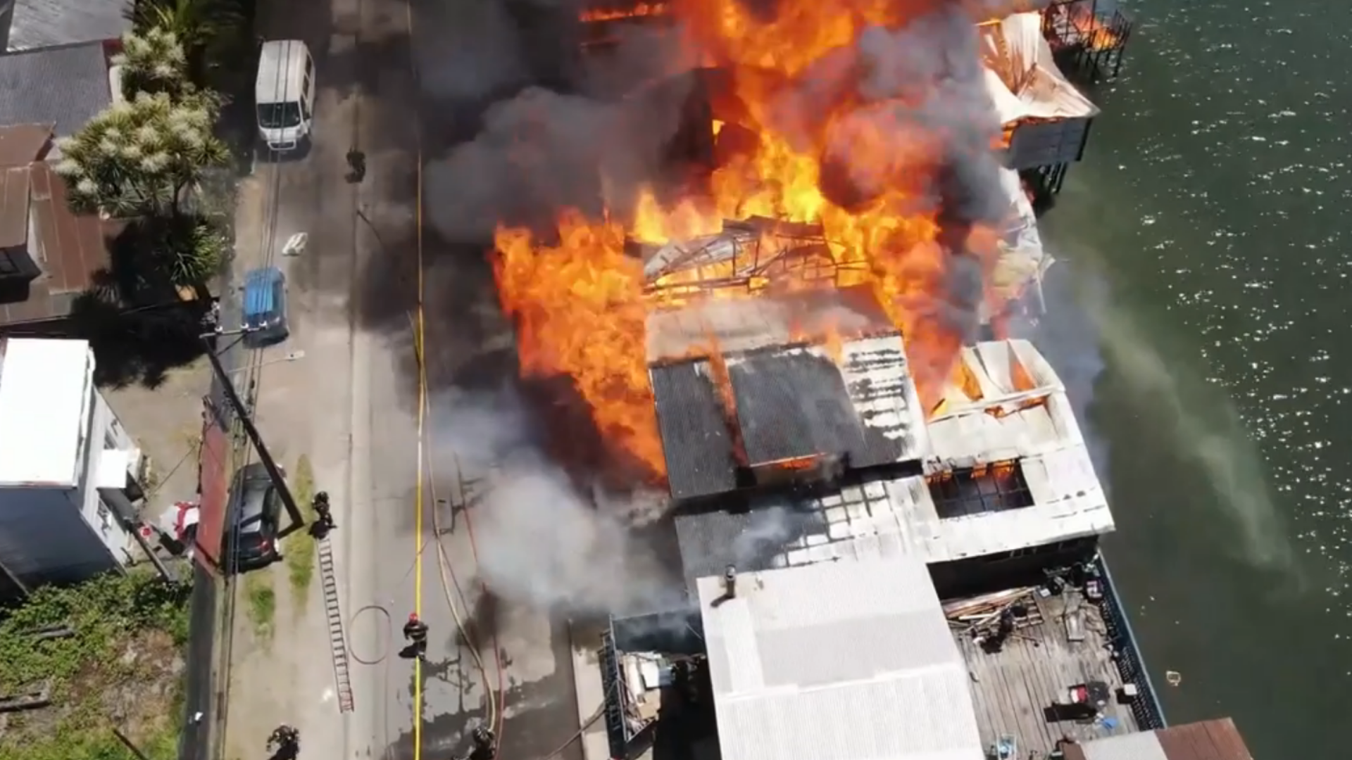 Lee más sobre el artículo IMÁGENES AÉREAS DEL VORAZ INCENDIO DE ESTE MEDIODÍA EN SECTOR PALAFITOS PEDRO MONTT DE CASTRO