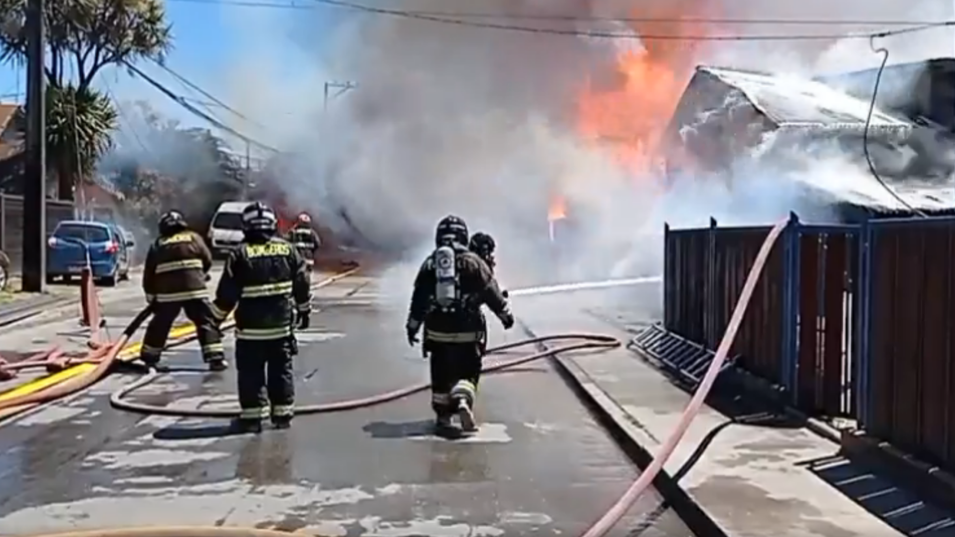 Lee más sobre el artículo En vivo: INCENDIO DESTRUYE PALAFITOS DE CALLE PEDRO MONTT