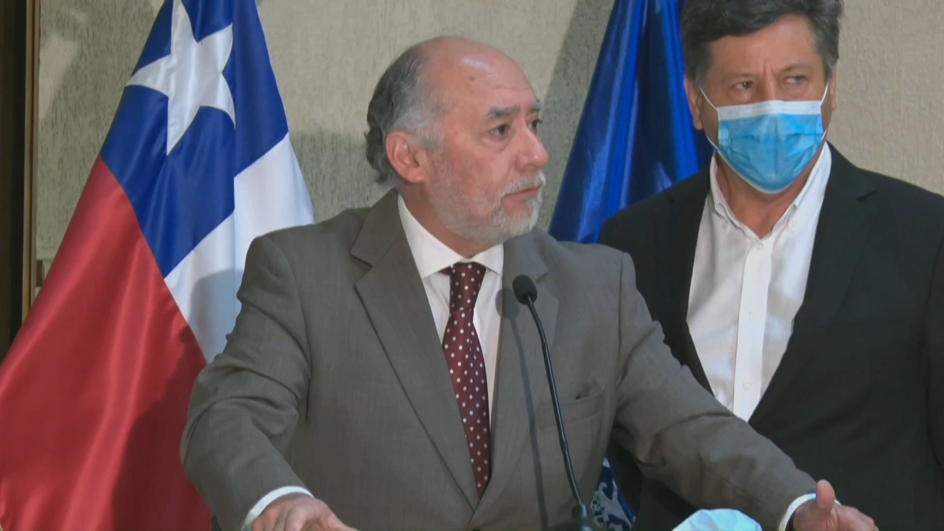 Lee más sobre el artículo Senador Iván Flores sufre accidente vehicular y es trasladado de urgencia a Clínica Las Condes.