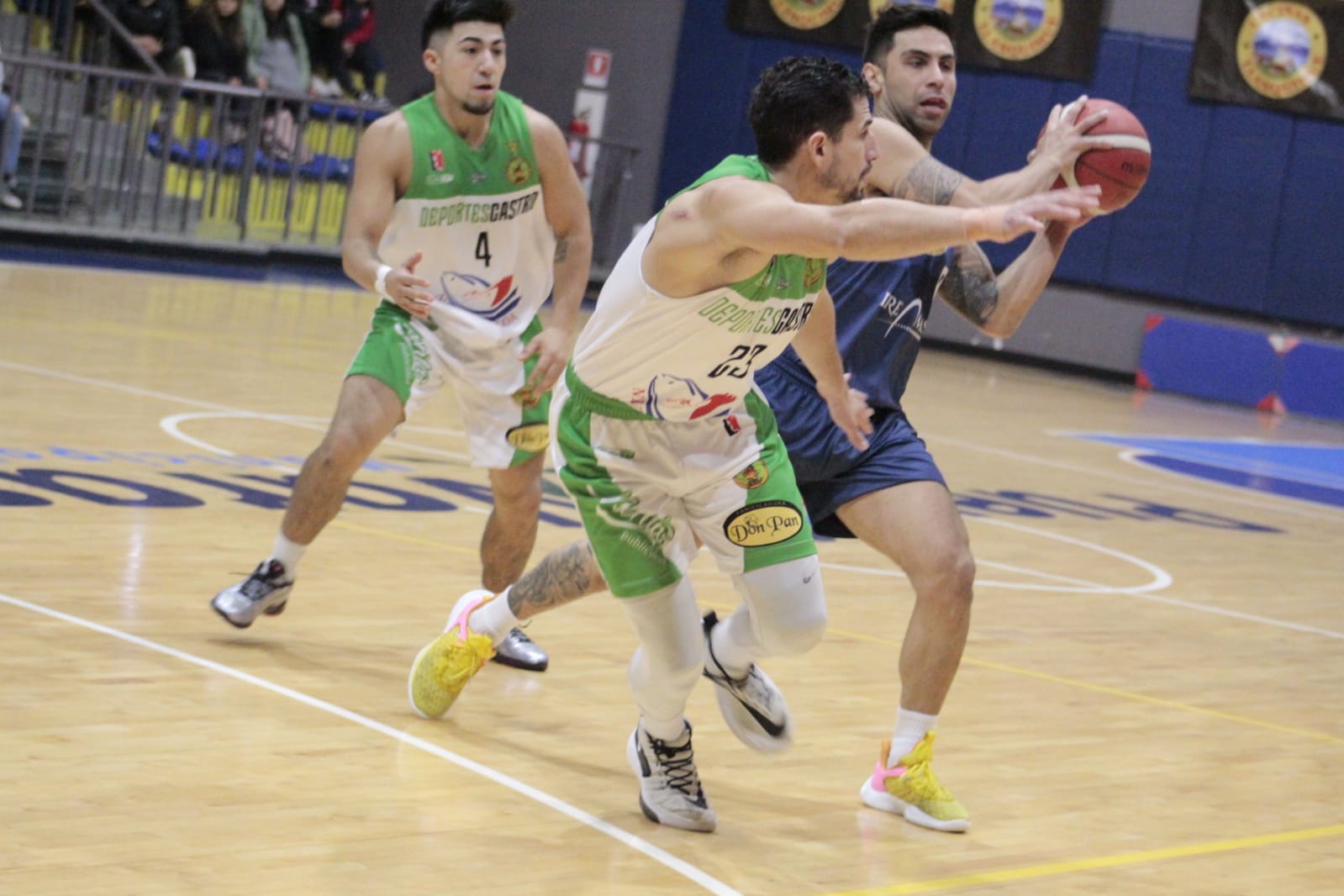 Lee más sobre el artículo BATACAZO EN PUERTO VARAS!!!! : CASTRO GANA EL SEGUNDO PARTIDO DE LA SERIE DE PLAY-OFFS FRENTE A ATLÉTICO PUERTO VARAS Y ESTÁ A SOLO UN TRIUNFO DE AVANZAR A SEMIFINALES DE LA LIGA NACIONAL DE BÁSQUETBOL