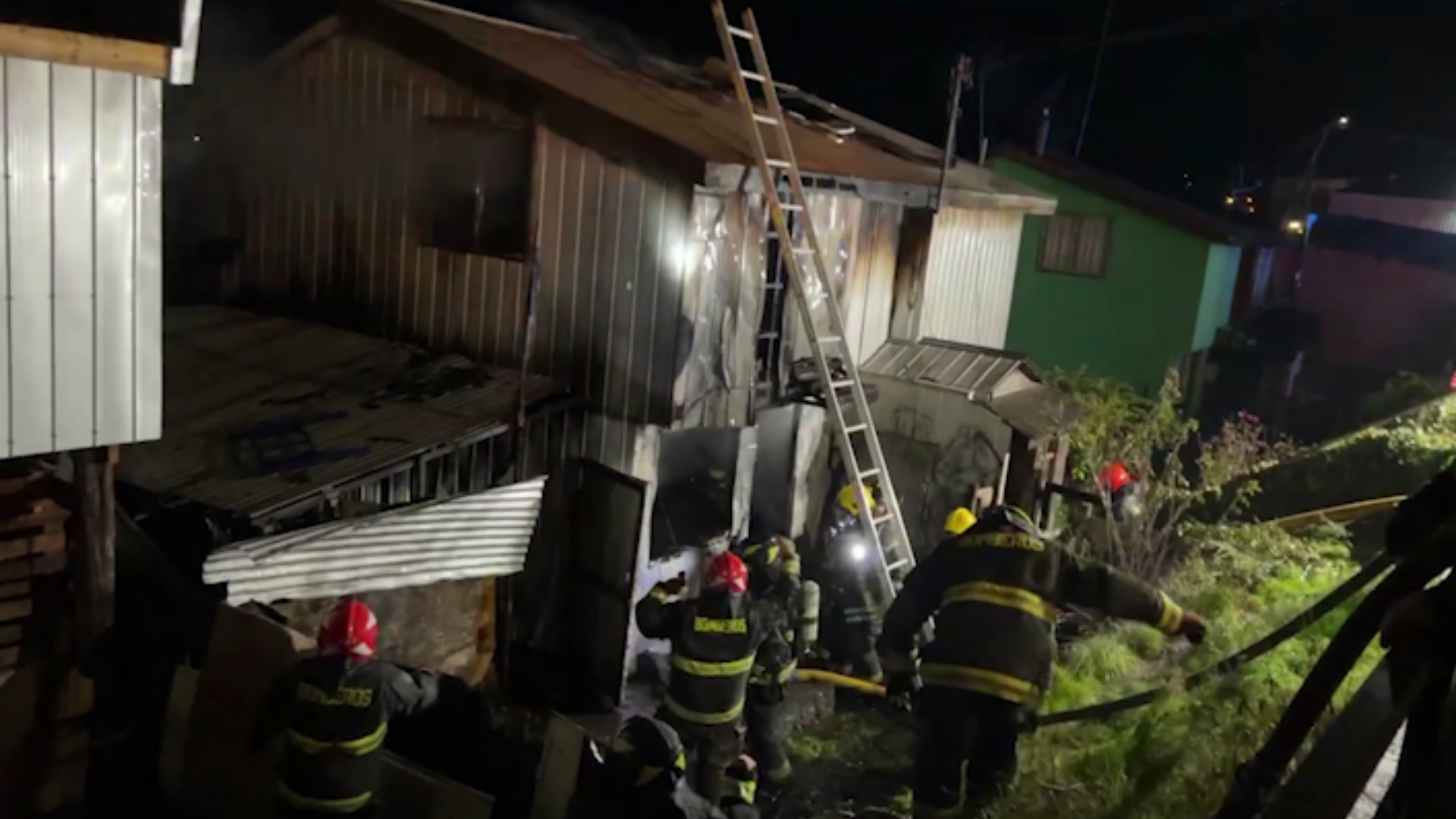 Lee más sobre el artículo INCENDIO AFECTÓ A DOS VIVIENDAS DE CALLE DR. EDUARDO AHUÉS DE QUELLÓN