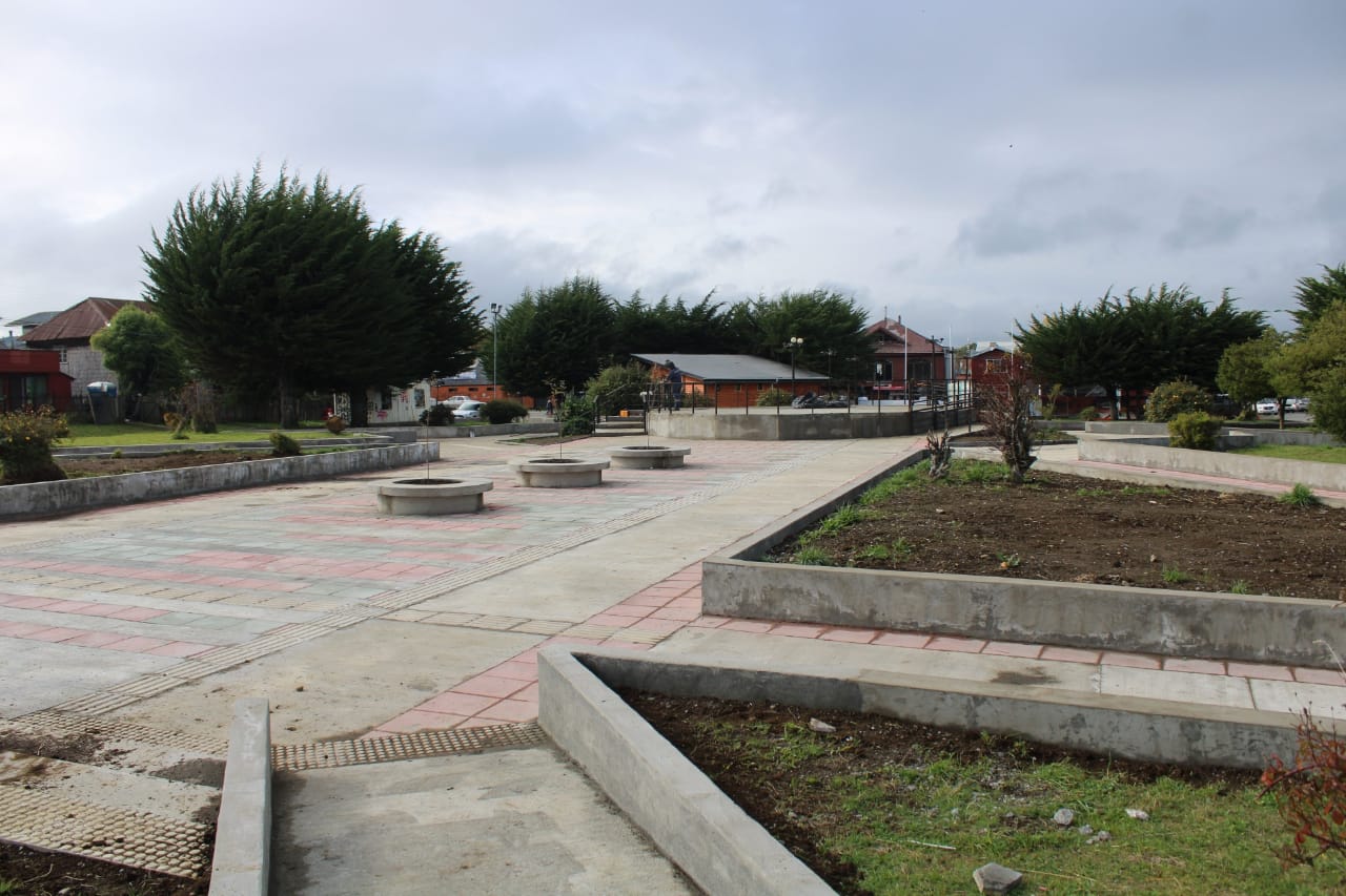 Lee más sobre el artículo MEJORAMIENTO DE PLAZA DE ARMAS DE QUELLÓN ESTÁ EN SU ETAPA FINAL