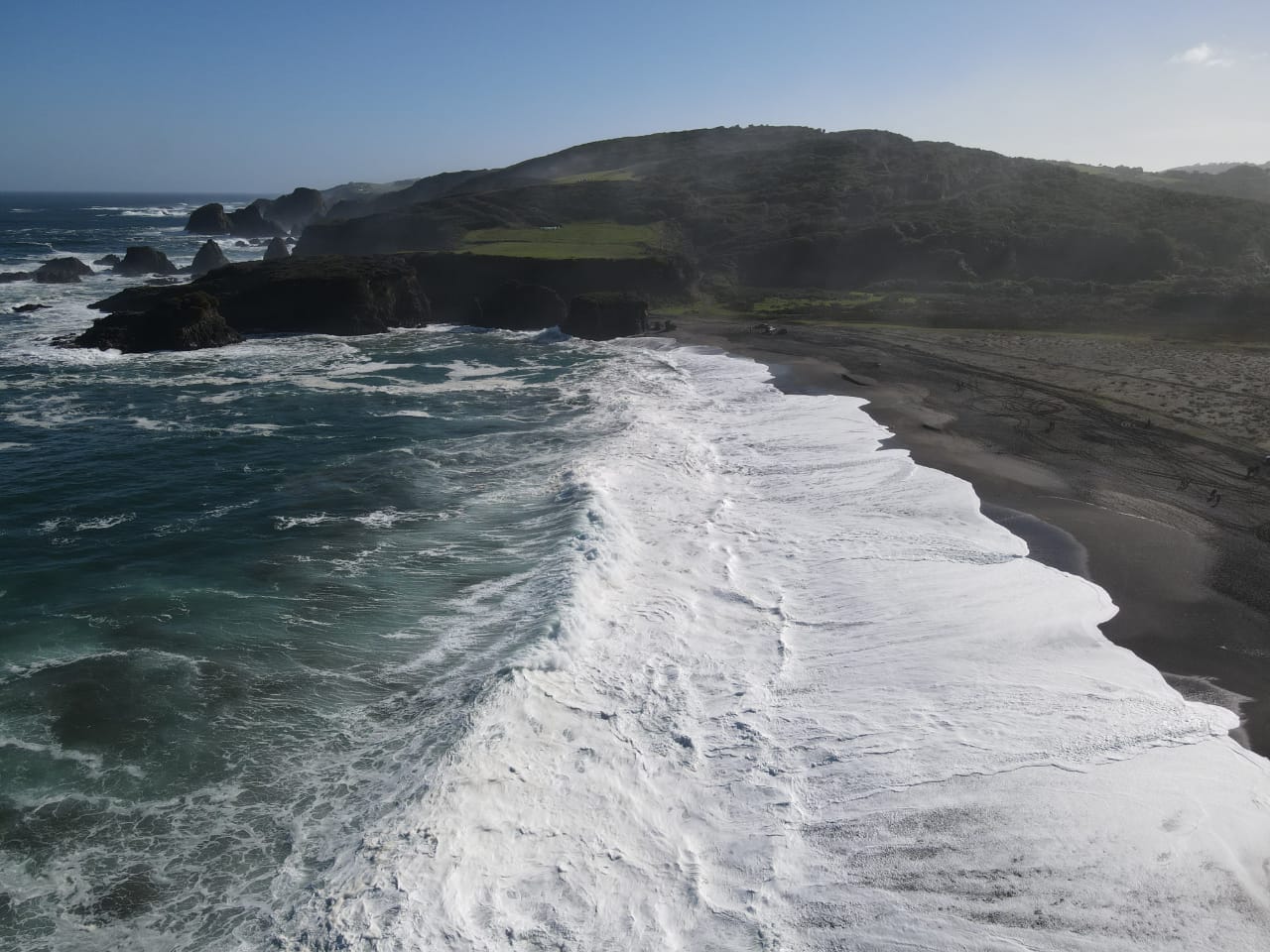Lee más sobre el artículo Continúa la búsqueda de David, niño de 9 años que fue arrastrado por el mar en sector Playa Rosaura de la comuna Ancud.