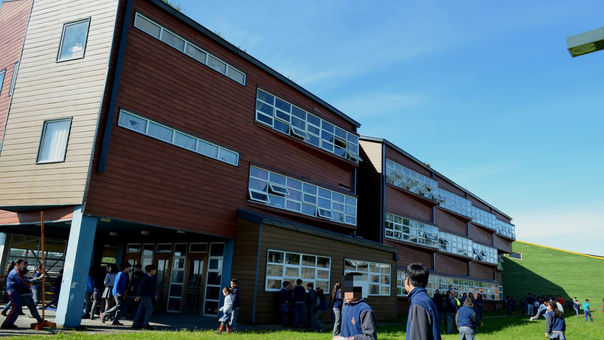 Lee más sobre el artículo Alumna de 6to básico de Escuela San Carlos de Chonchi, tuvo que ser trasladada y posteriormente operada en Puerto Montt, debido a violento golpe en la cabeza tras caída en uno de los recreos.