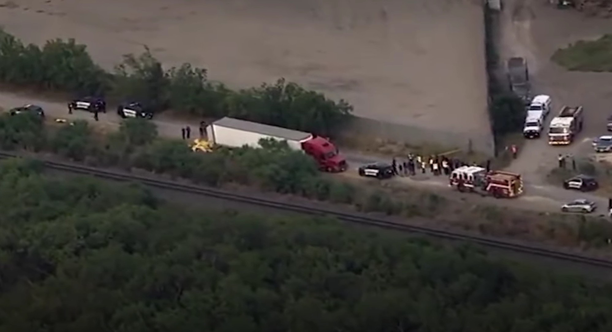 Lee más sobre el artículo Encuentran a 46 migrantes muertos al interior de un camión en San Antonio, Texas.