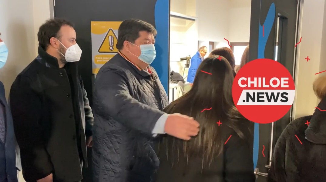 Lee más sobre el artículo CONCEJAL BÓRQUEZ EMPUJA A SEREMI DE LAS CULTURAS DE LOS LAGOS TRAS ENCONTRÓN CON DIPUTADO BERNALES