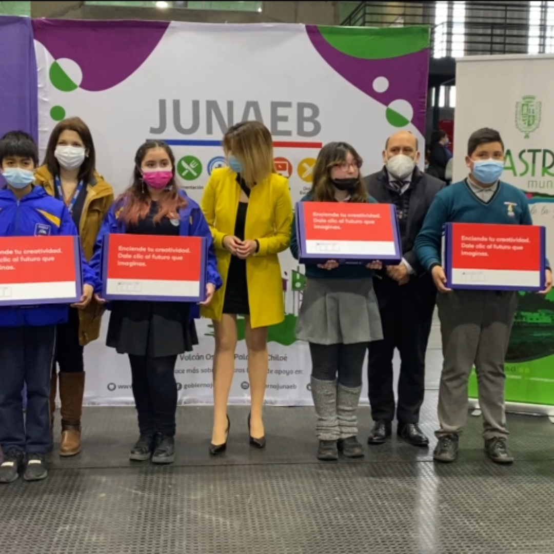 Lee más sobre el artículo JUNAEB entrega 485 computadores a alumnos y alumnas de colegios públicos y particulares subvencionados de Castro.