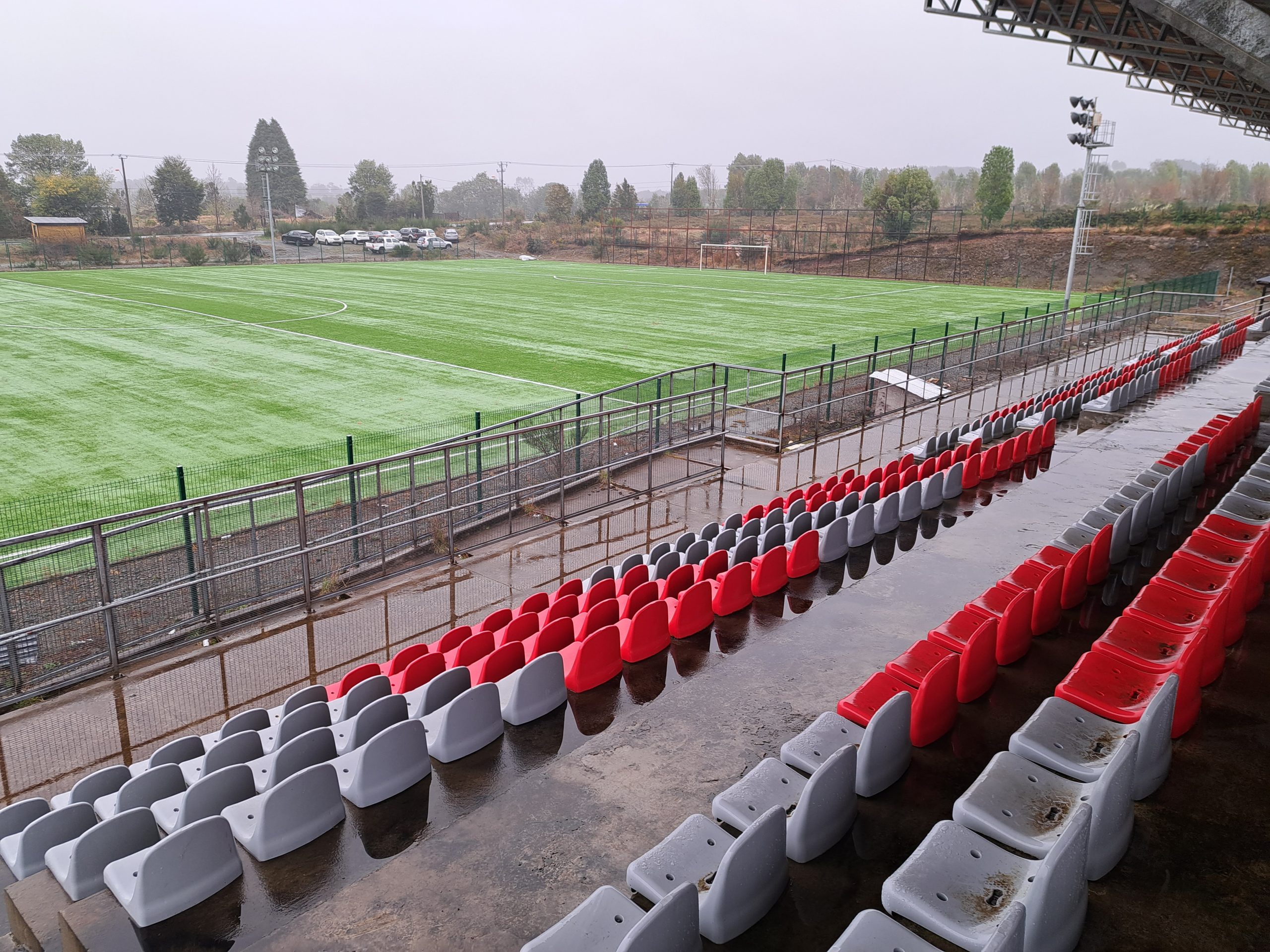 Lee más sobre el artículo Comisión Fiscalizadora del CORE visitó recinto del estadio municipal de la comuna de Quemchi paralizado desde 2017