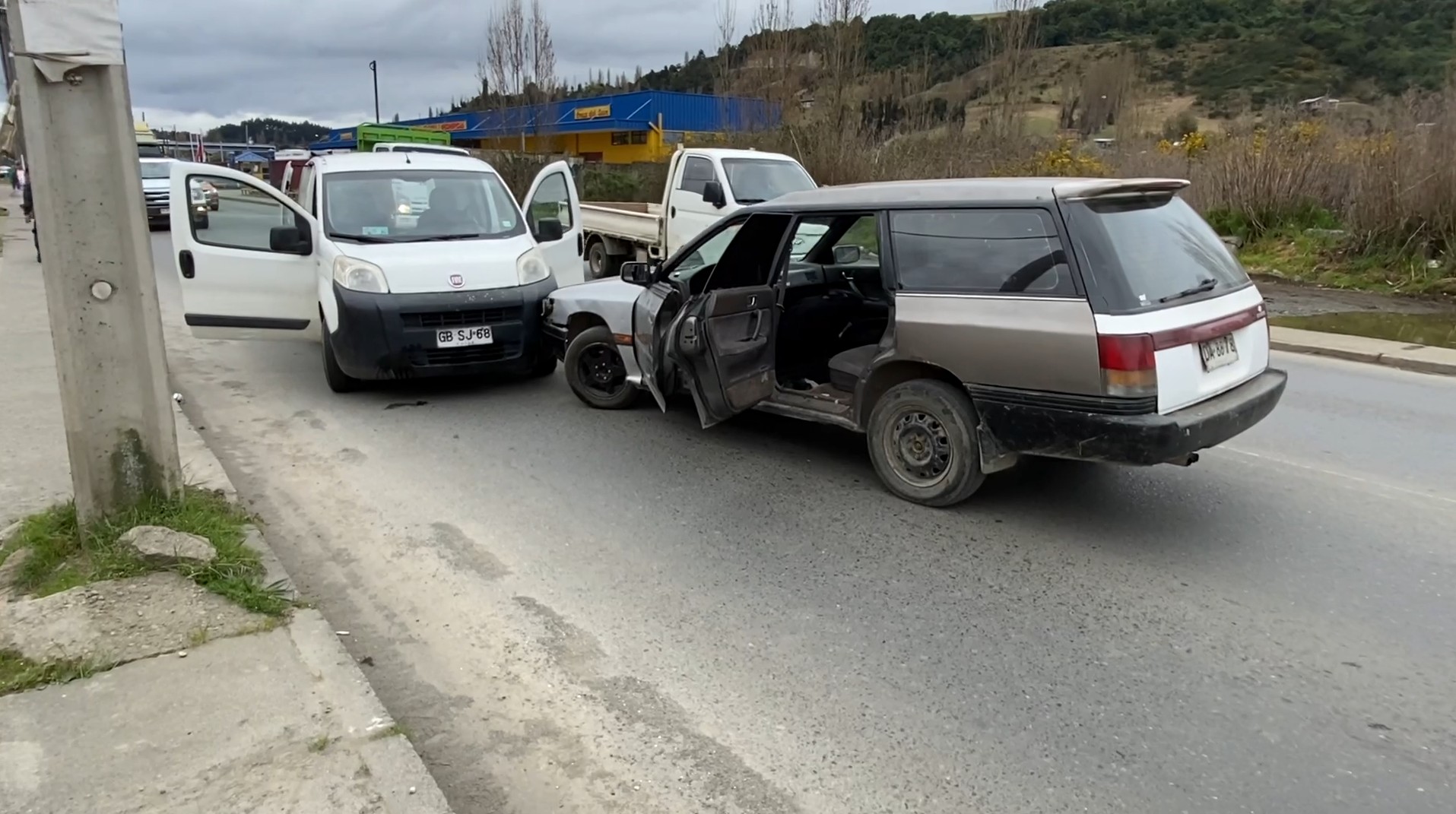 Lee más sobre el artículo Delincuentes se habrían llevado más de $17 millones, tras encerrona con vehículos y armas de fuego, ocurrida en ruta 5, a la altura de los palafitos de calle Pedro Montt de Castro.