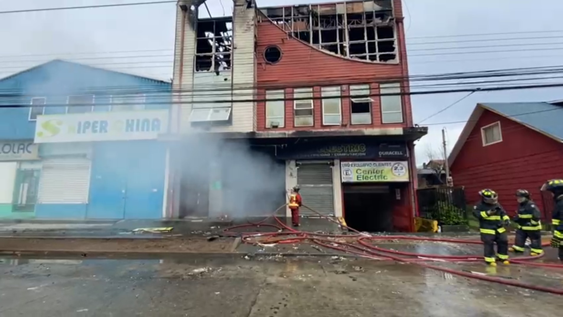 Lee más sobre el artículo Más de 8 horas tuvo que trabajar bomberos para poder contener el incendio que afectó edificio Center Electric