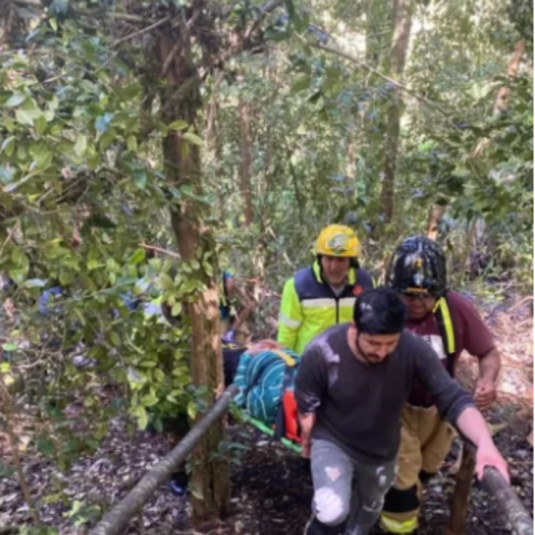 Lee más sobre el artículo Un hombre de 72 años, fue rescatado por un equipo de Bomberos desde el fondo de un sendero en Quemchi.