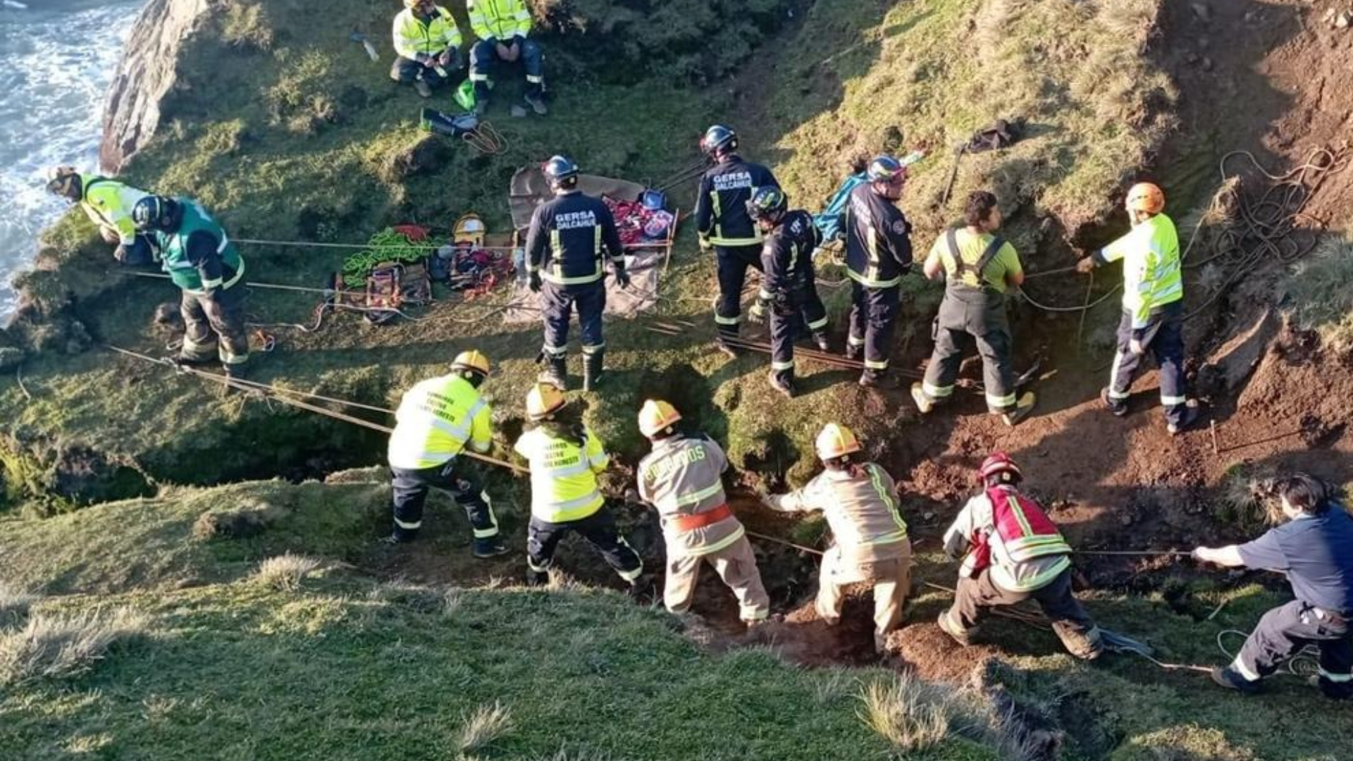 Lee más sobre el artículo De la desesperanza a la alegría: Logran rescatar a un perrito desde un acantilado cercano al Muelle de Las Almas en Cucao.