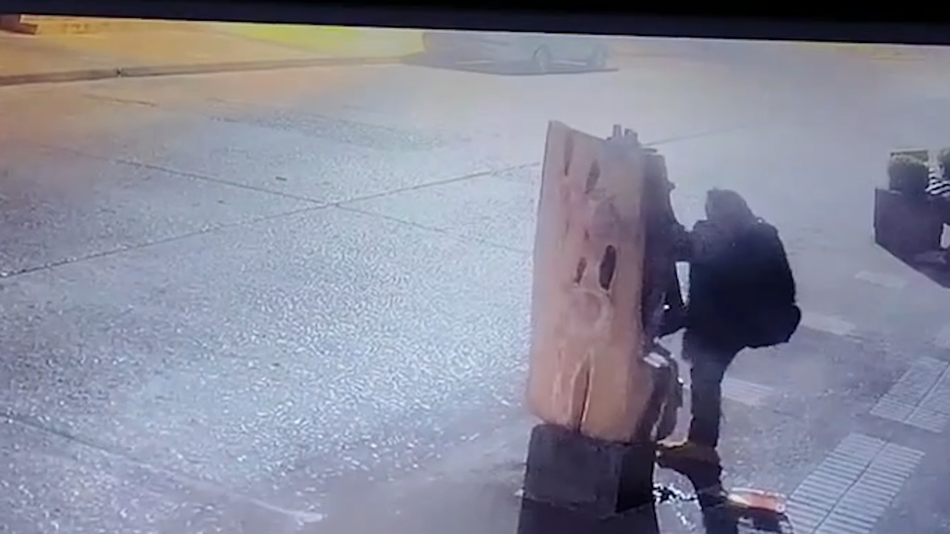 Lee más sobre el artículo Tour del desastre: Sujeto que destruyó escultura de «El Caleuche» en calle blanco de Castro, también ocasionó daños a un domicilio particular y una sucursal de BancoEstado, además cuenta con un amplio prontuario.