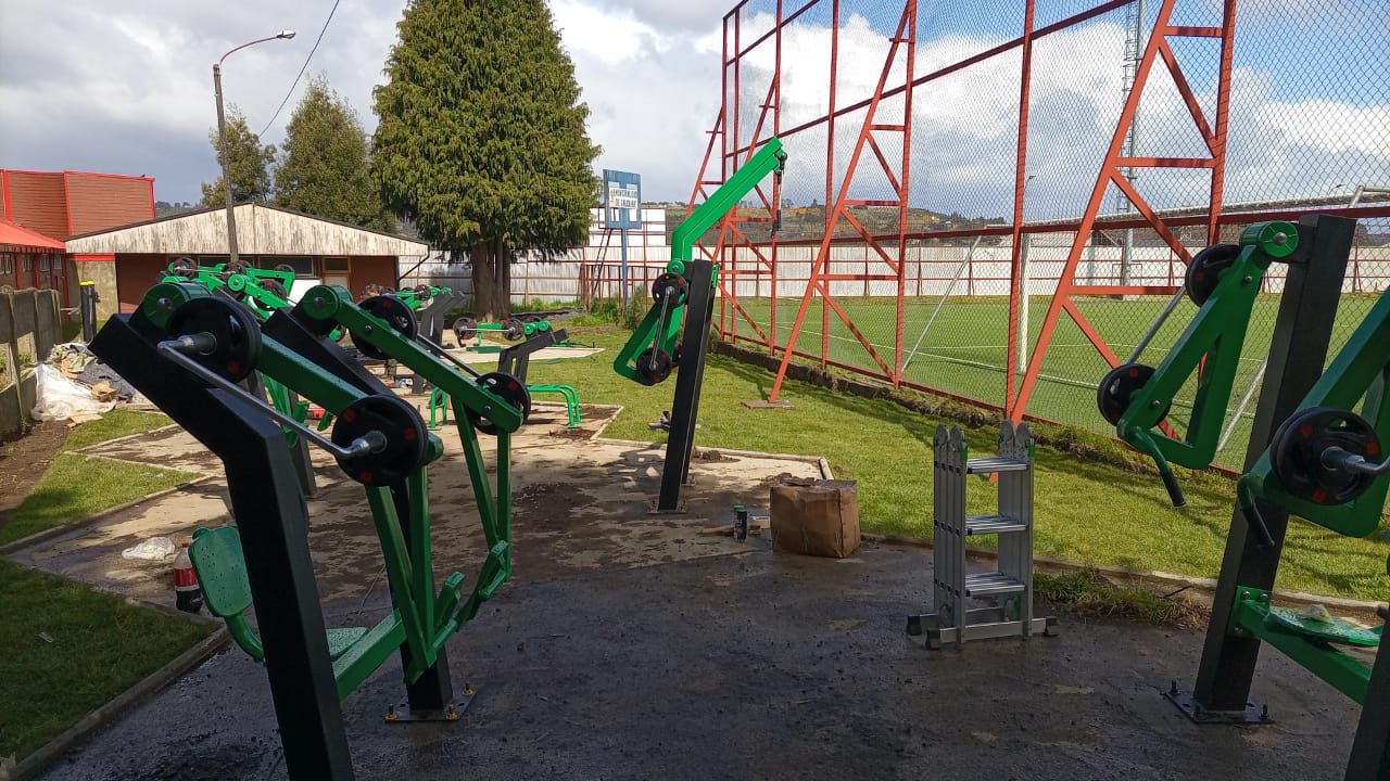 Lee más sobre el artículo Haga ejercicio GRATIS en Dalcahue: Instalan máquinas deportivas en estadio municipal