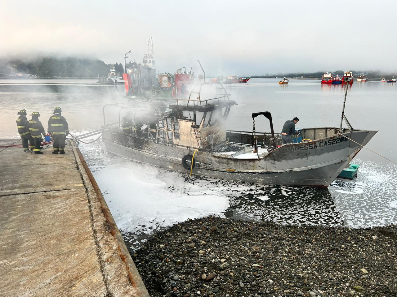Lee más sobre el artículo Incendio destruye embarcación en canal Dalcahue