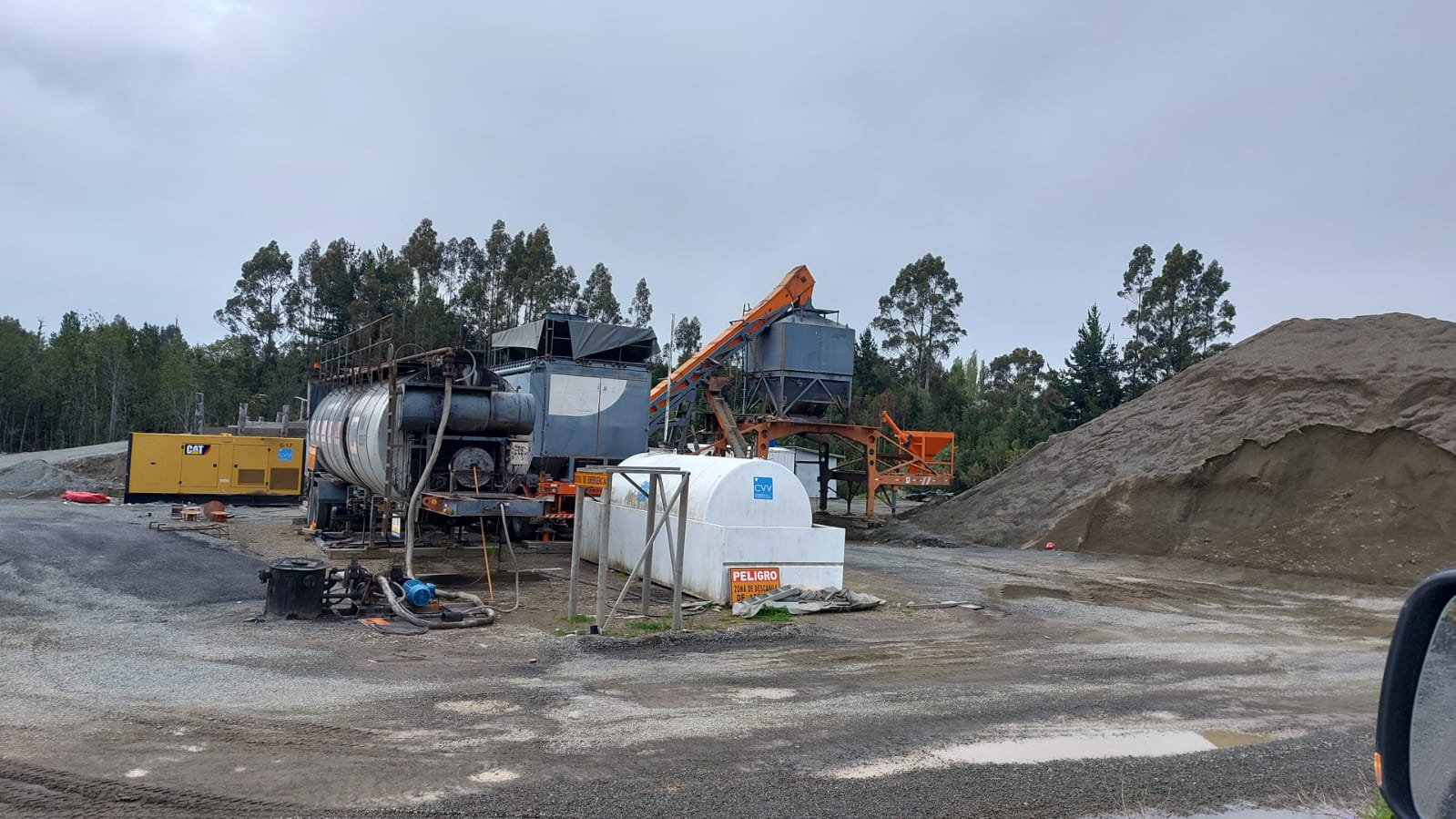 Lee más sobre el artículo Incertidumbre total: Empresas subcontratistas, proveedores y trabajadores de Claro Vicuña Valenzuela impiden que empresa se lleve maquinaria mientras no se aclaren pagos.