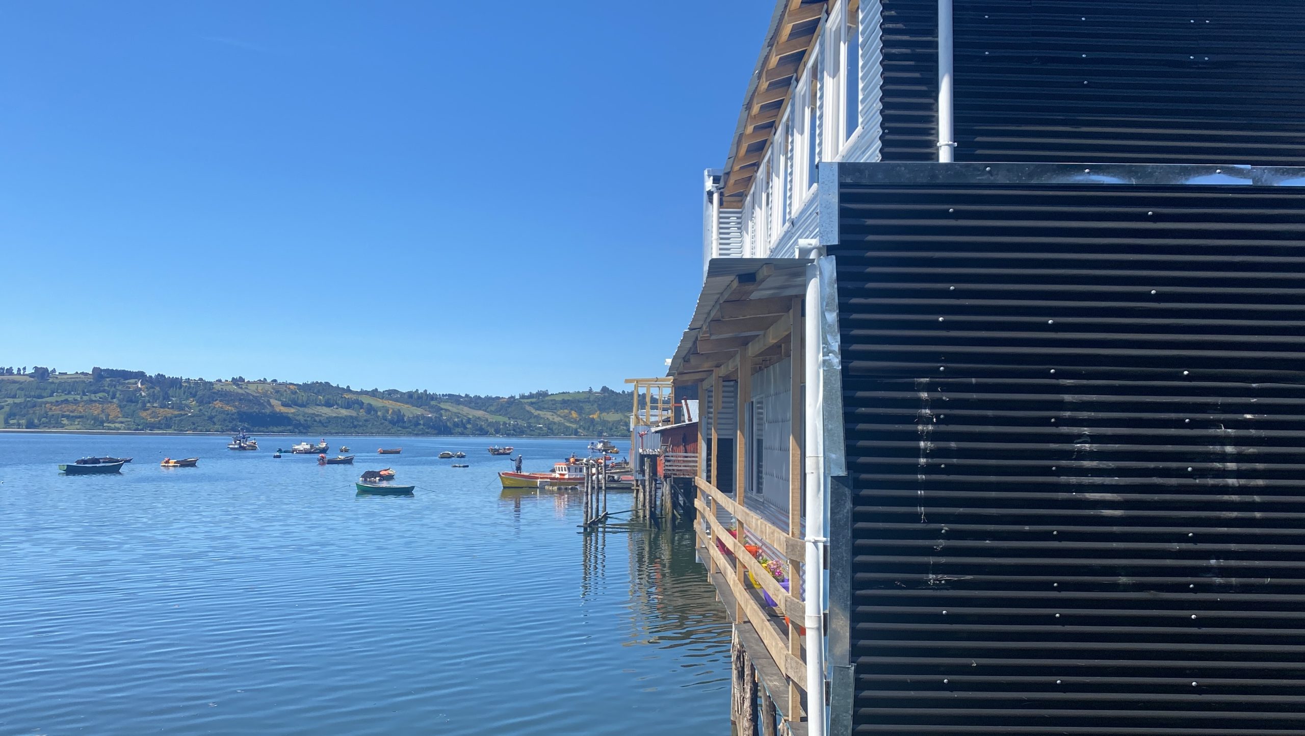 Lee más sobre el artículo La minga de reconstrucción de los palafitos de Pedro Montt avanza a paso firme: Empresa donó dos salas de baño para cada vivienda.