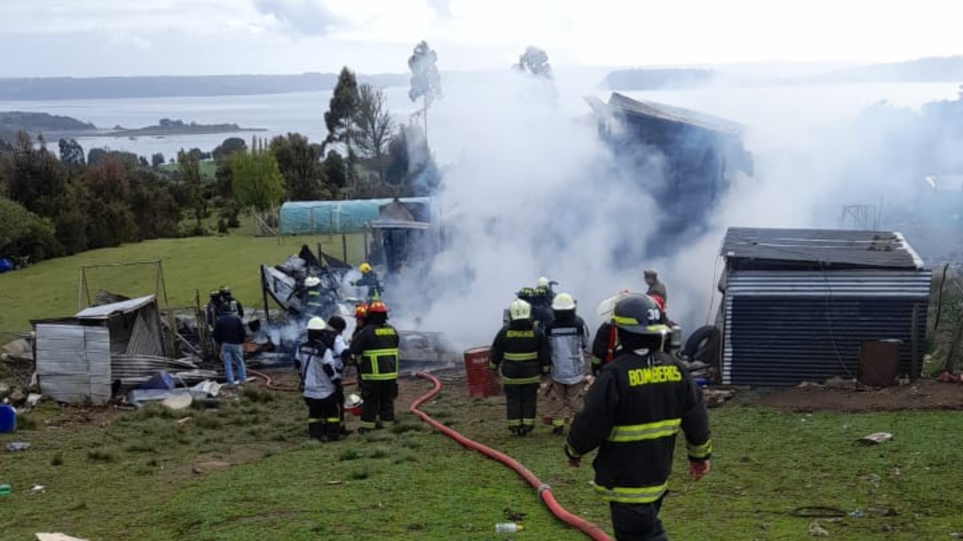 Lee más sobre el artículo Tragedia en Palqui: Una niña de 11 y una joven de 21 años pierden la vida en el incendio de una vivienda esta mañana en la comuna de Curaco de Vélez.