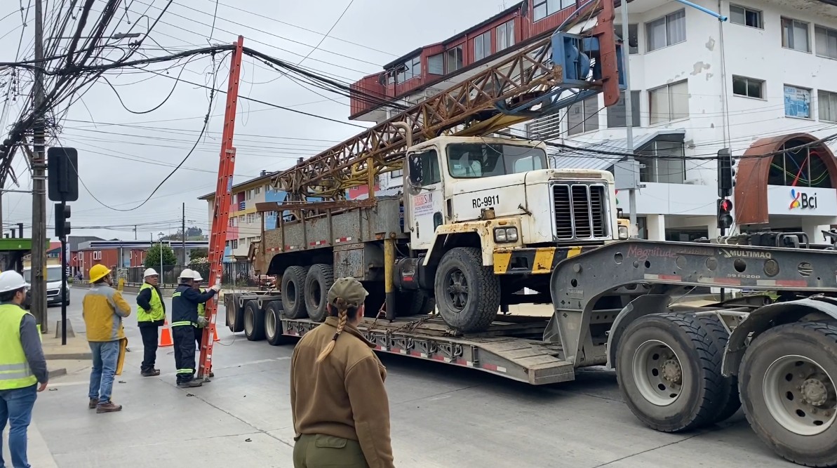 Lee más sobre el artículo Camión destruye 2 postes del alumbrado público y provoca colapso en pleno centro de Castro.