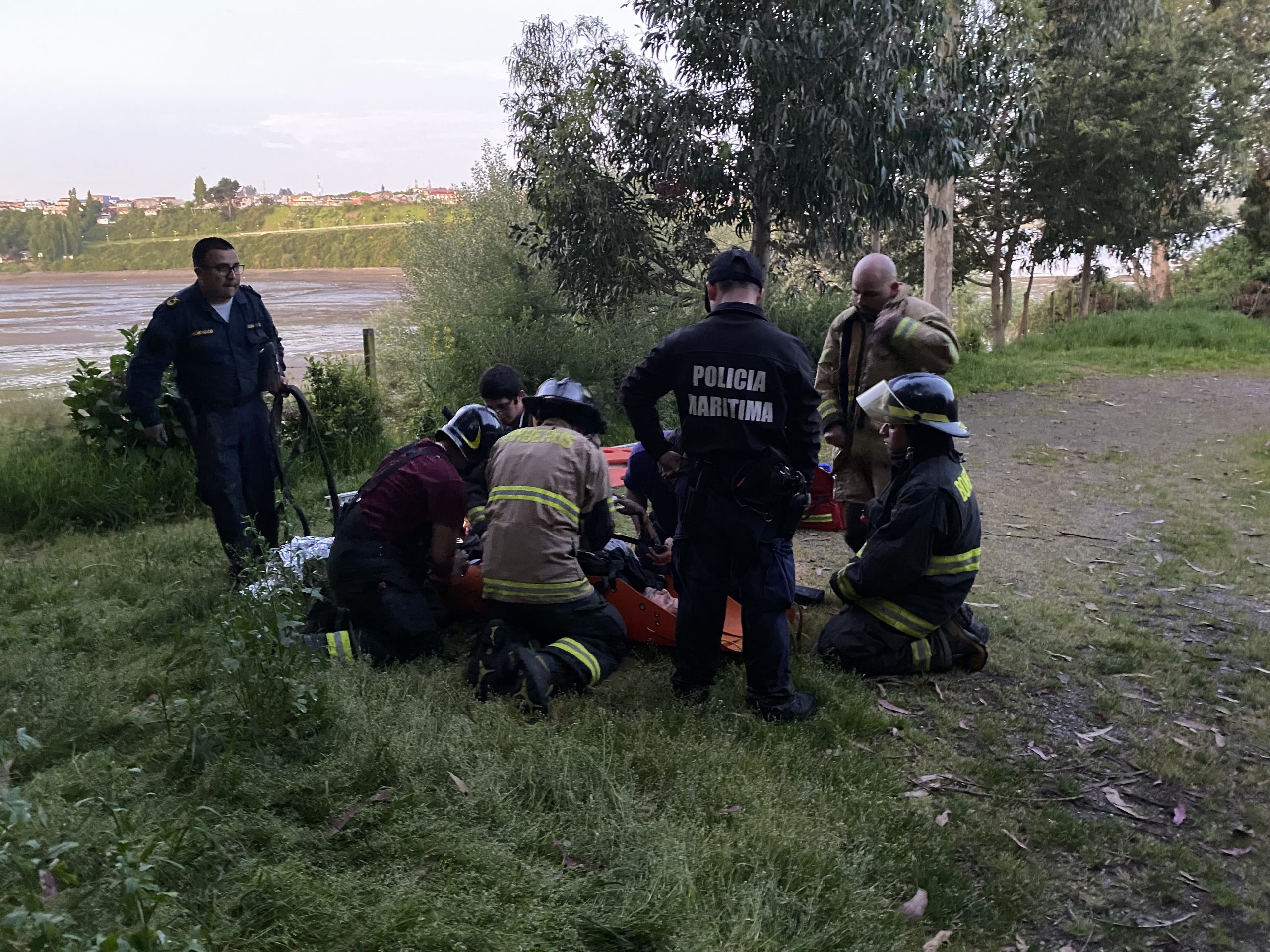 Lee más sobre el artículo Con claros signos de hipotermia, voluntarios del Cuerpo de Bomberos de Castro, lograron rescatar a mujer atrapada en el fango de la desembocadura del Río Gamboa.