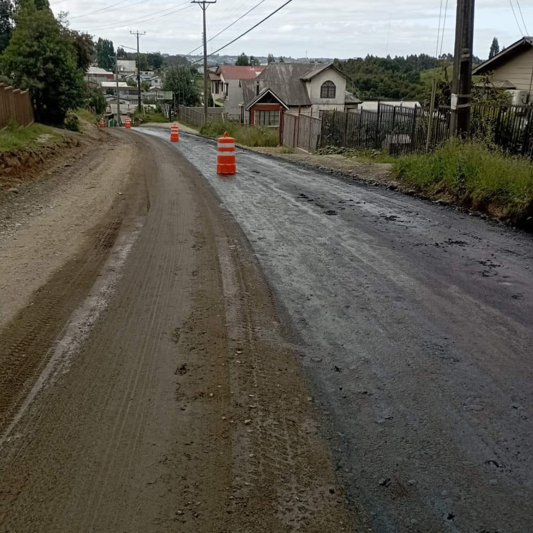 Lee más sobre el artículo Comenzaron los trabajos de asfaltado, por parte de Vialidad, en el tramo  Pablo Neruda- La Chacra, ruta de conexión con bypass de Castro.