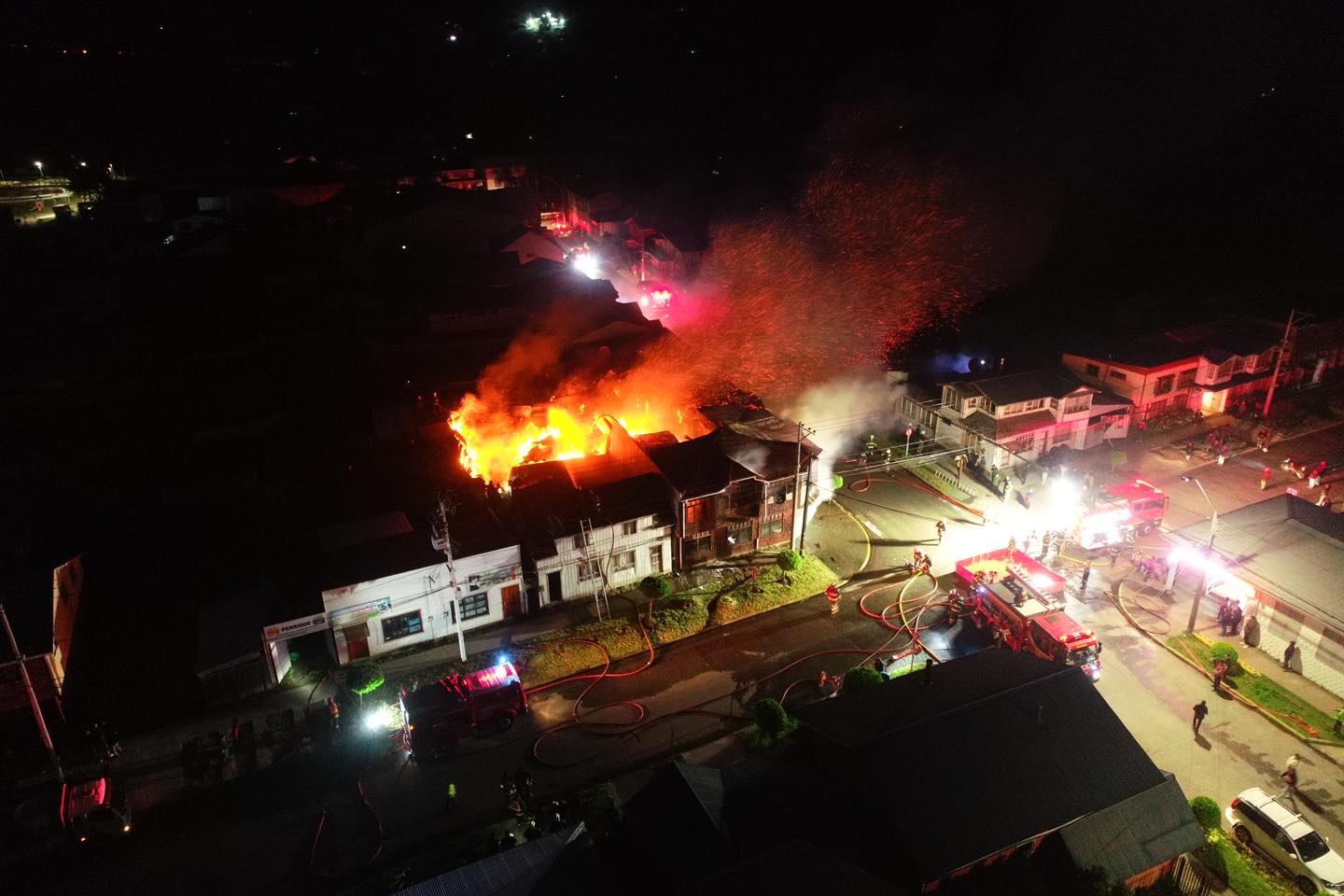 Lee más sobre el artículo Varios locales fueron destruidos por incendio de una galería comercial en Achao. Imágenes aéreas muestran la gran magnitud de la emergencia vivida en la jornada de este jueves 1 de diciembre.