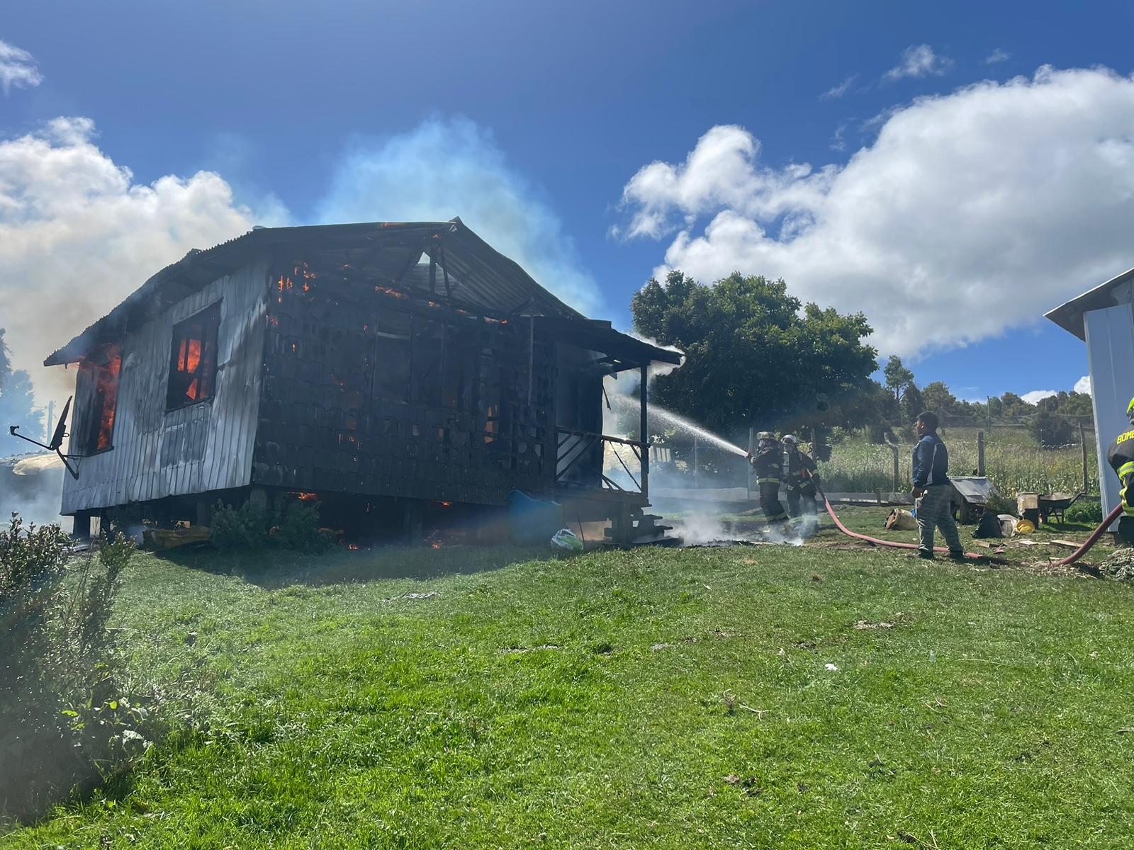 Lee más sobre el artículo Dos adultos mayores damnificados en incendio ocurrido en sector Huillinco