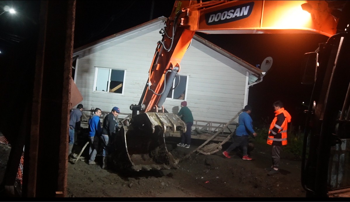 Lee más sobre el artículo De madrugada culminaron los trabajos de una inédita «tiradura» de casa en sector urbano de Castro.