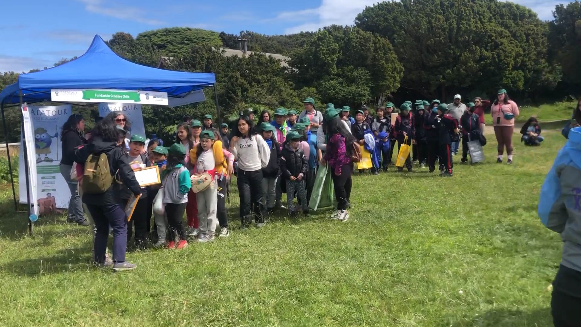 Lee más sobre el artículo 300 escolares participaron en tradicional Patatour Eco Educativo Parque Nacional Chiloé