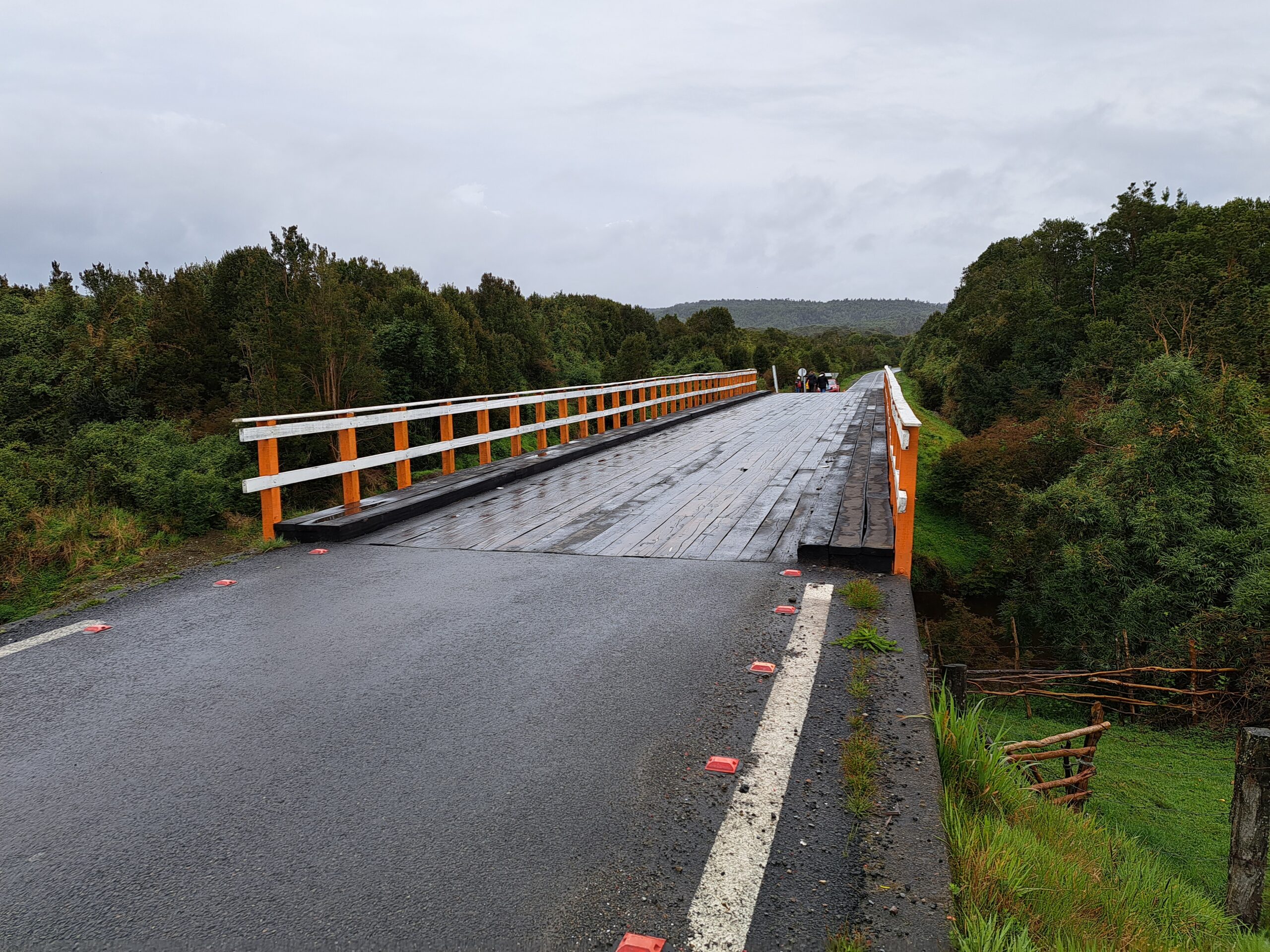 Lee más sobre el artículo Dirigentes de tres sectores rurales de Quellón se reúnen con Director Regional de Vialidad, por proyecto del puente Curanué