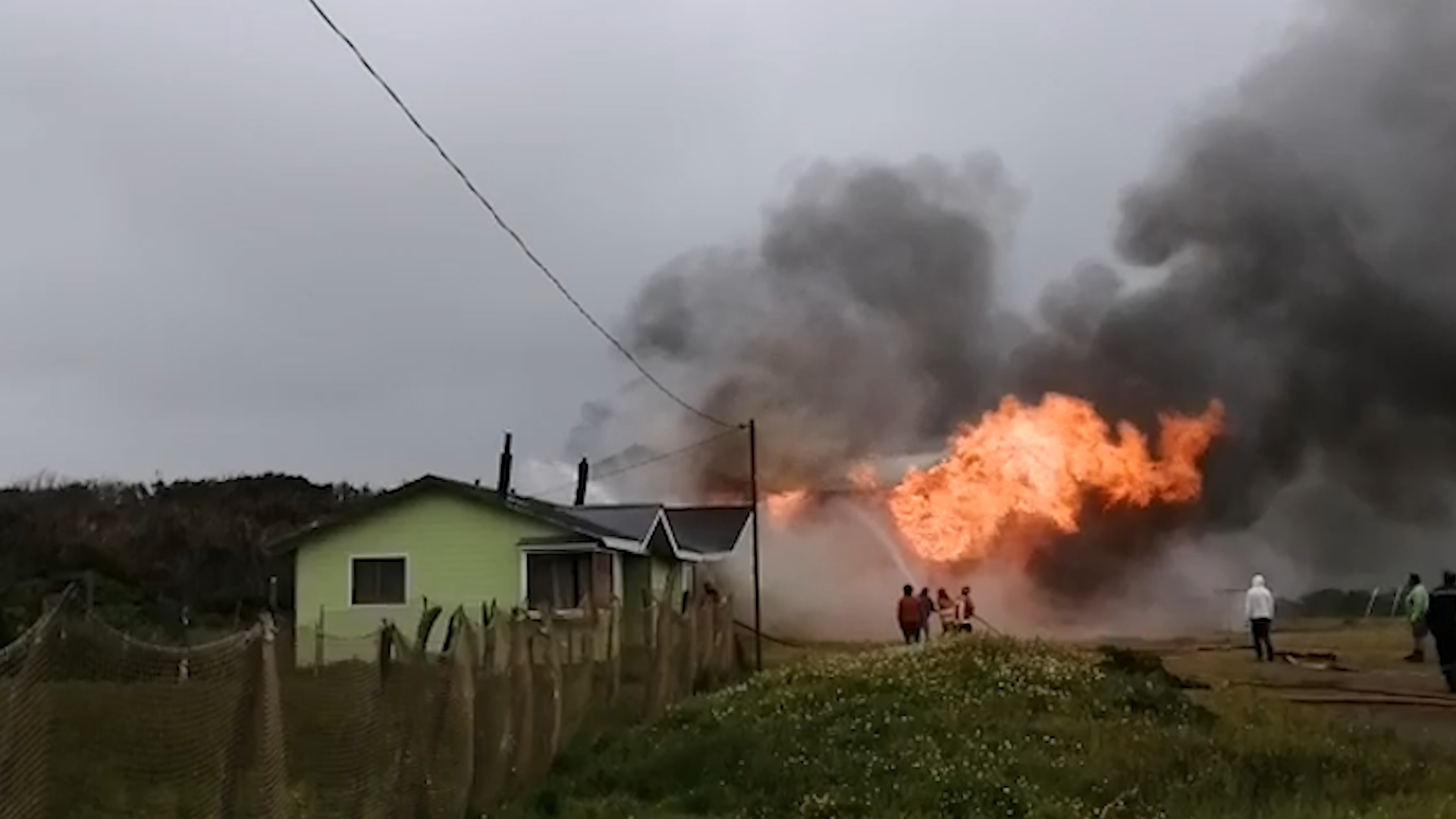 Lee más sobre el artículo 2 horas y media trabajaron 40 voluntarios de bomberos para extinguir un voraz incendio que consumió un hostal, una cabaña y una bodega en sector Rahue Cucao