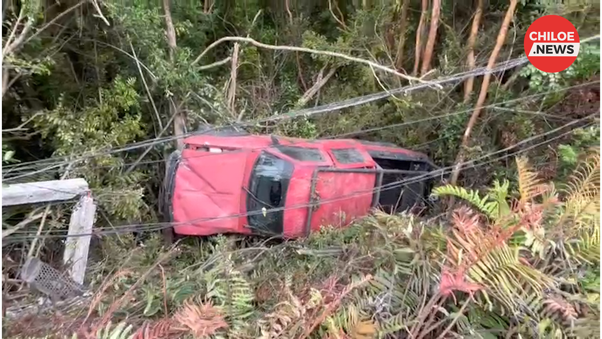 Lee más sobre el artículo Gigantesco bache en carretera del sector de Tubildad provoca grave accidente: Chofer salva providencialmente tras volcar su camioneta y caer en una quebrada.