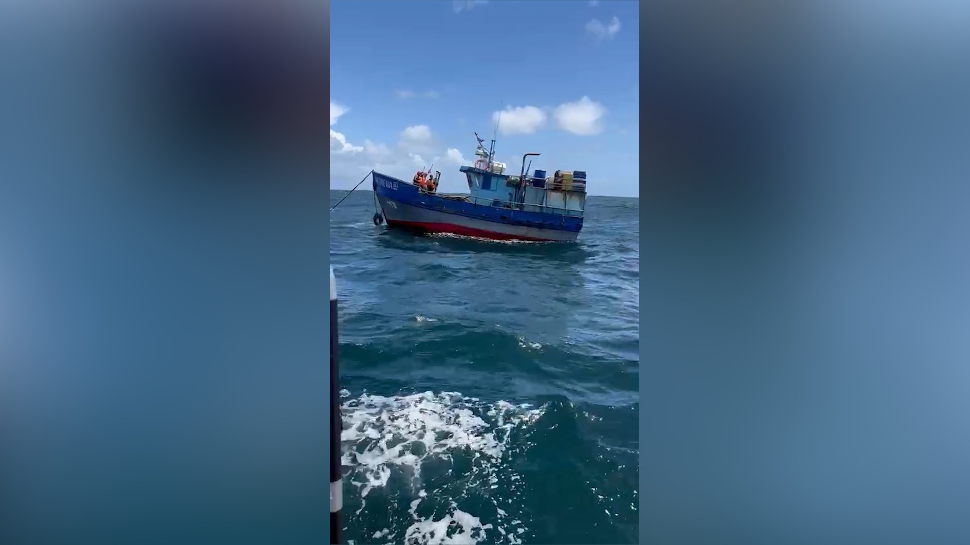 Lee más sobre el artículo Milagroso rescate de lancha Antonella III al oeste de las cosas de Chiloé: dos menores de edad eran parte de la tripulación