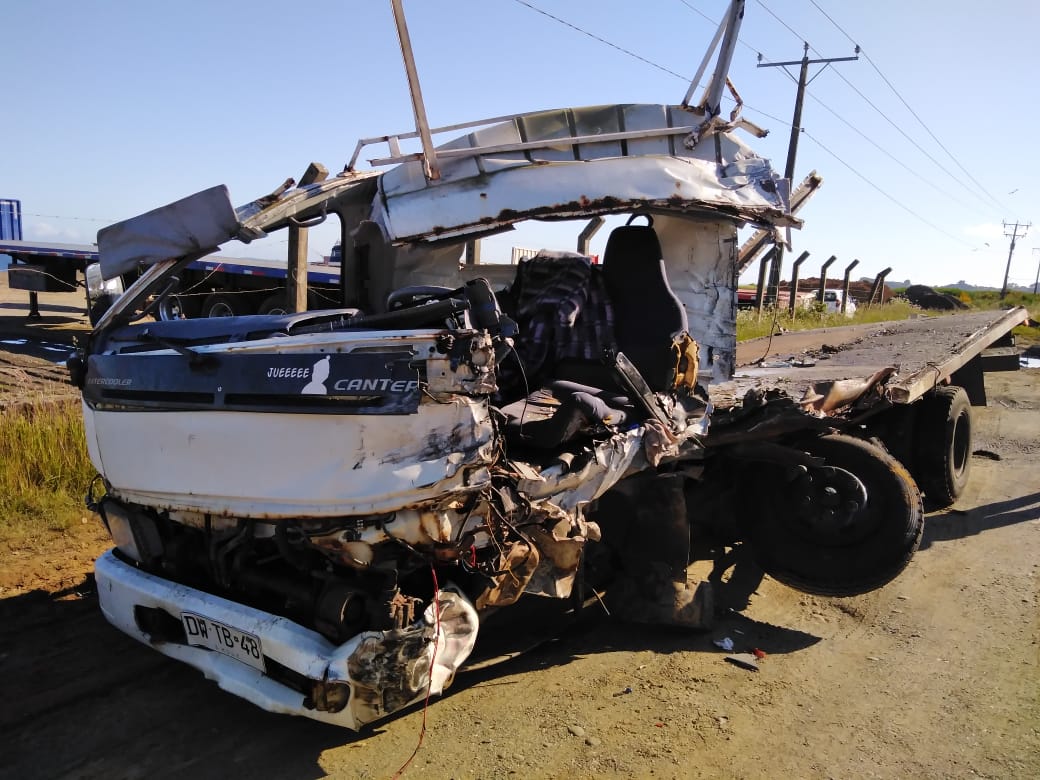 Lee más sobre el artículo Violenta colisión de camiones en sector Mutrico comuna de Ancud.