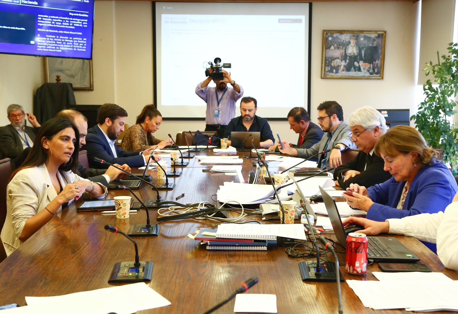 Lee más sobre el artículo Bernales expuso en Hacienda proyecto que establece rebaja del impuesto específico a combustibles para zonas extremas