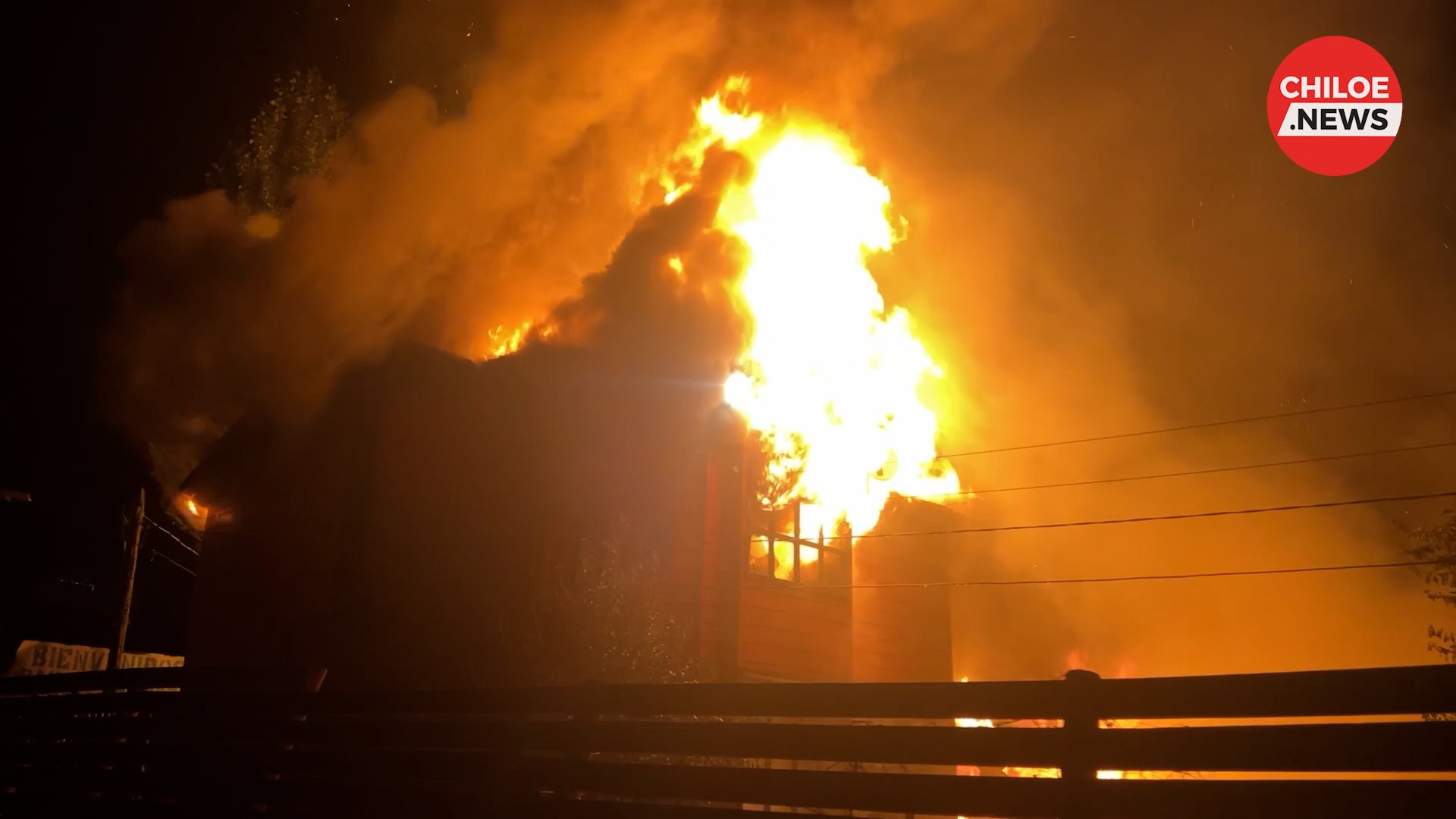 Lee más sobre el artículo Familia queda sin hogar tras devastador incendio que destruyó su vivienda de dos pisos