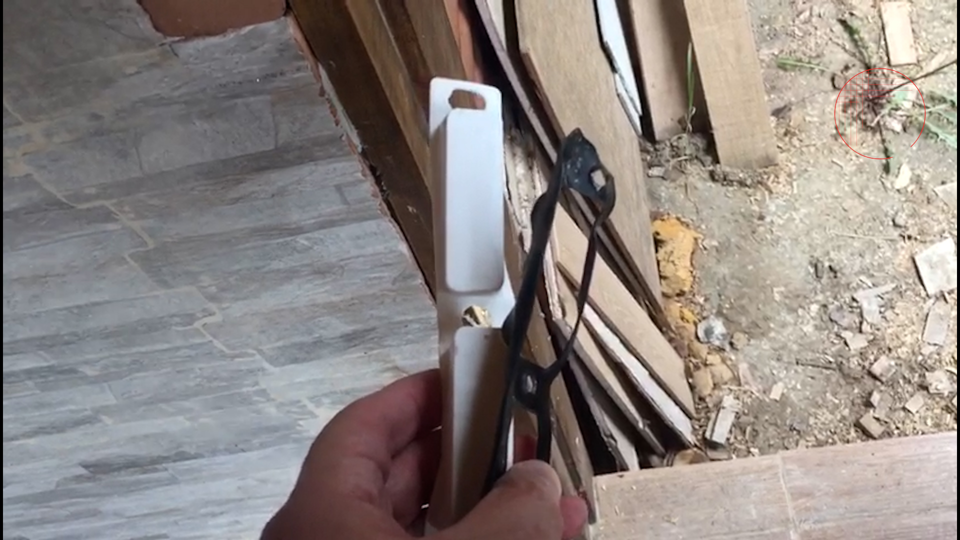 Lee más sobre el artículo Ola de robos en sector La Chacra: Denuncian que delincuentes se llevaron hasta las puertas de una vivienda en construcción.