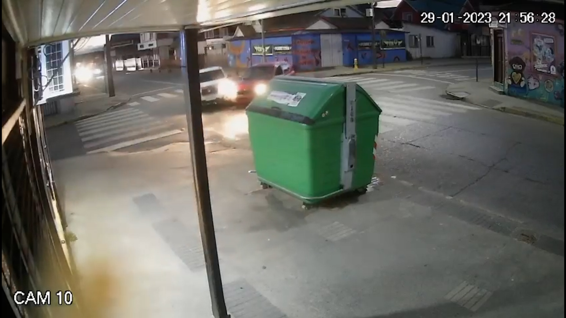 Lee más sobre el artículo Imágenes del momento exacto de una colisión de dos vehículos menores en esquina Los Carrera con Sotomayor.