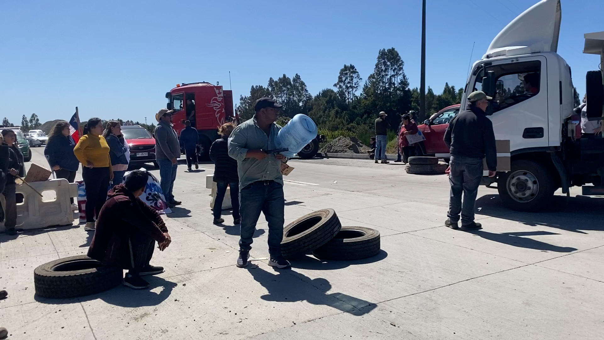 Lee más sobre el artículo Vecinos del sector La Chacra realizan corte de tránsito en ByPass: Llevan una semana sin agua.
