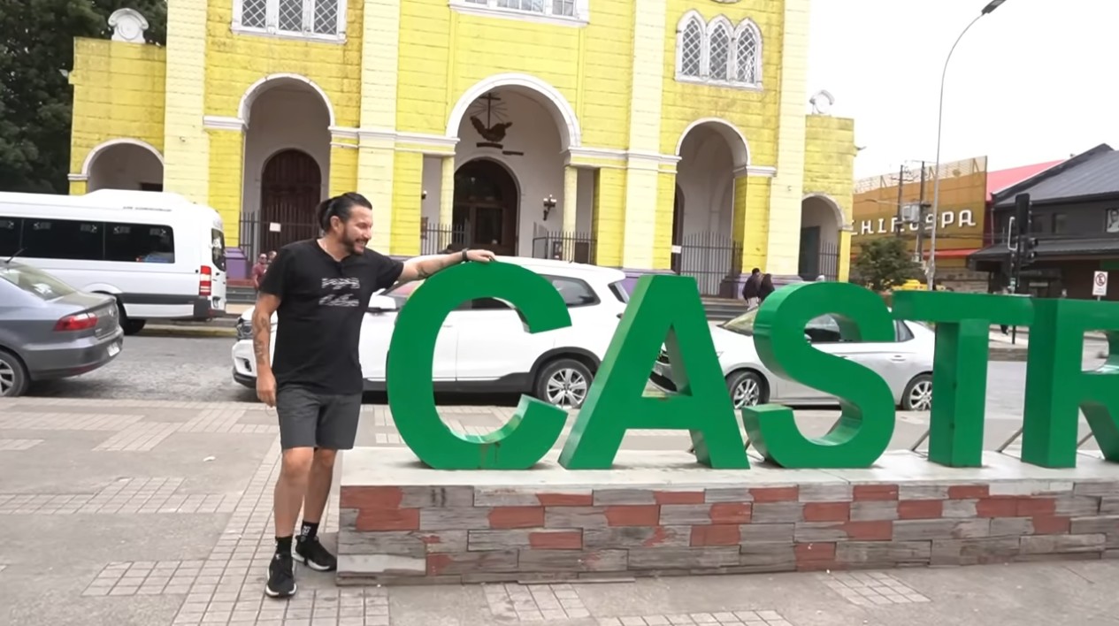 Lee más sobre el artículo El destacado comediante Felipe Avello subió el registro audiovisual de su estadía en Castro.