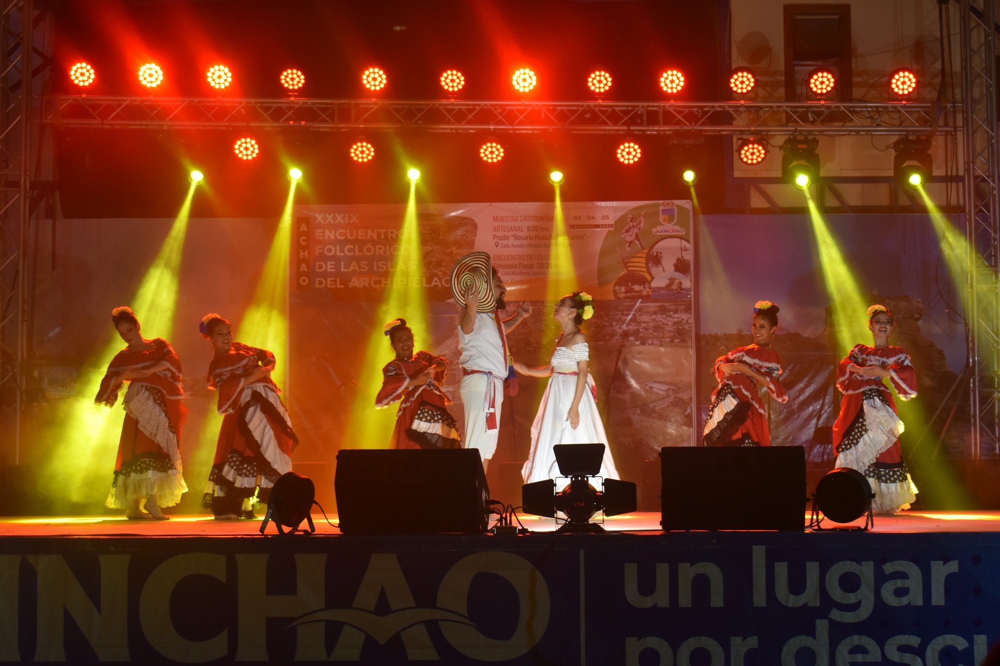 Lee más sobre el artículo Proyectando sus 40 años finalizó el trigésimo noveno Encuentro Folclórico de las Islas del Archipiélago en Achao