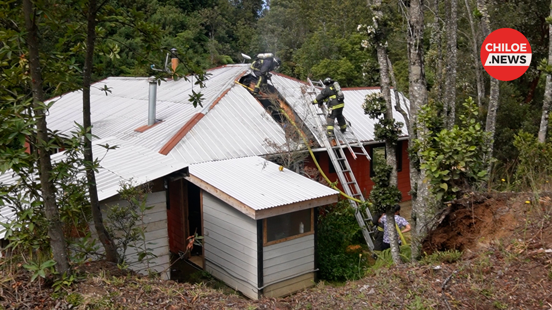 Lee más sobre el artículo Incendio destruyó parcialmente el techo de una vivienda en sector Gamboa Alto.